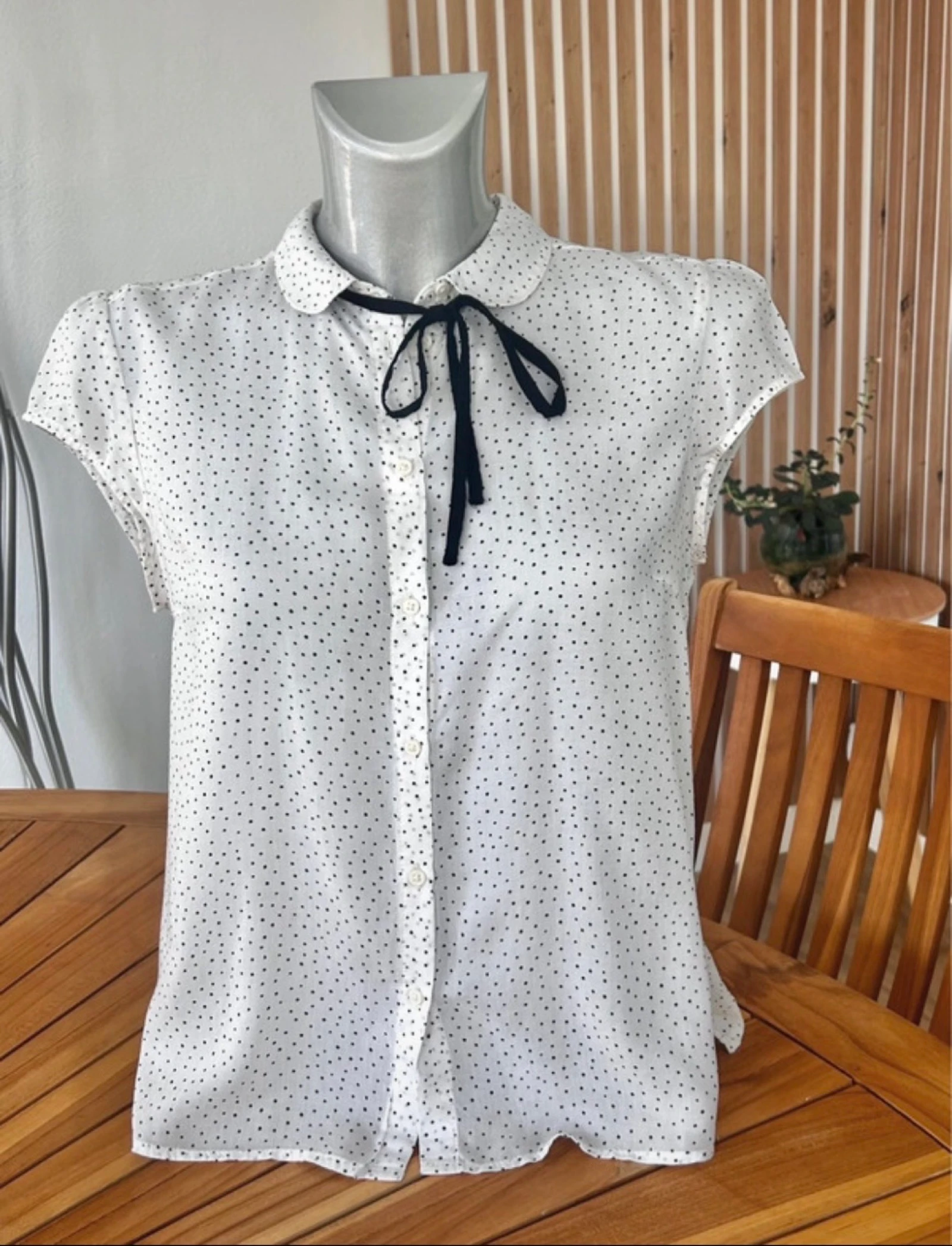 Witte blouse met zwarte stippen – Col Claudine – Maat M – photo 6
